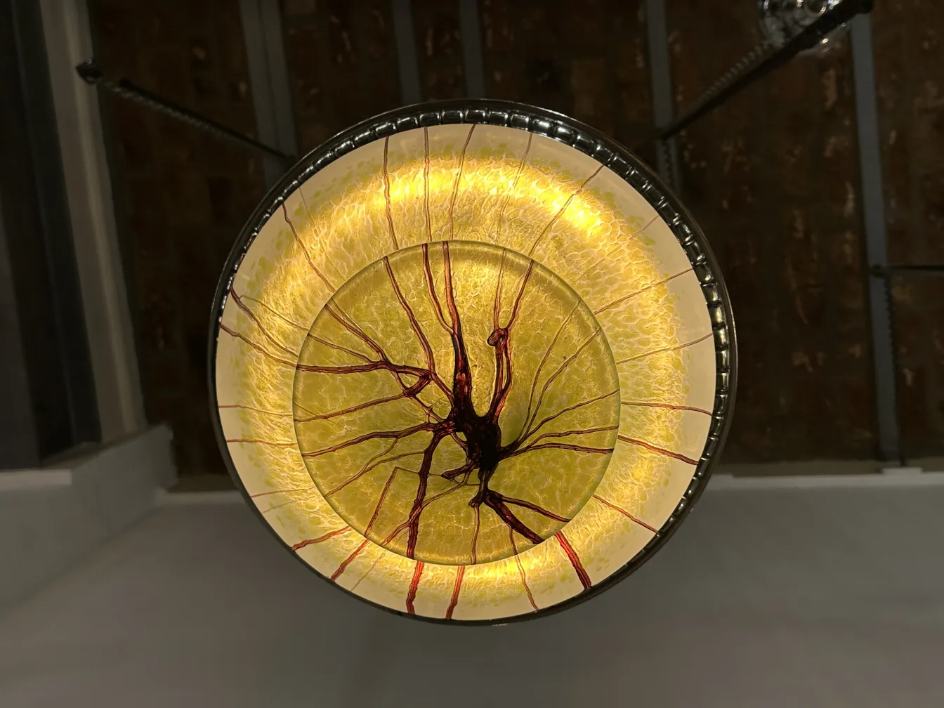 Lampada a sospensione antica con design giallo accattivante