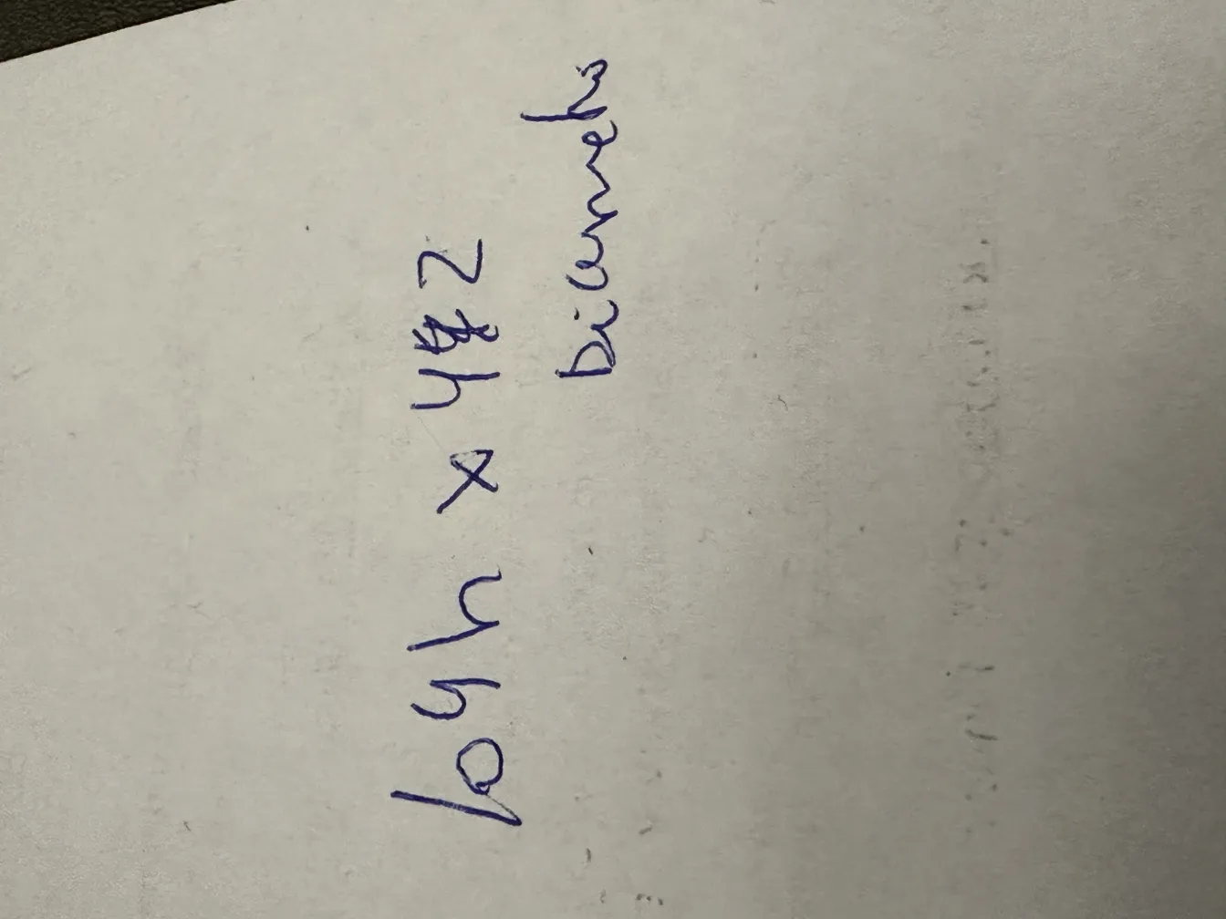 Античная подвесная лампа освещает классическое пространство.