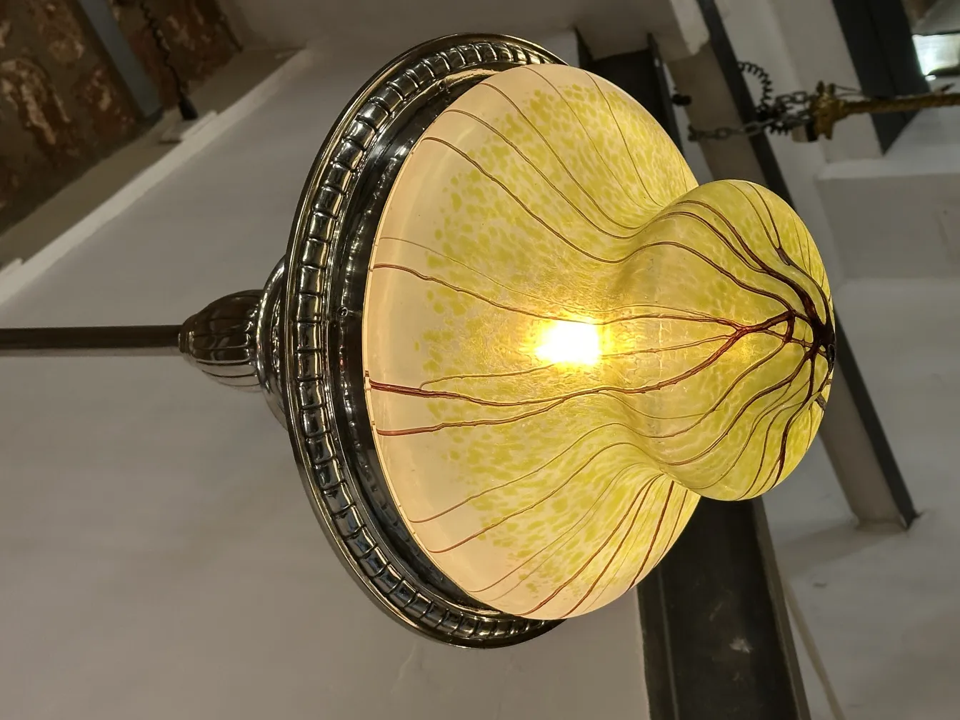 Lampada a sospensione antica con design colorato ed elegante