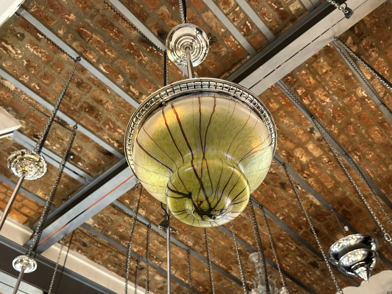 古董吊灯，拥有独特设计和吸引人的细节。