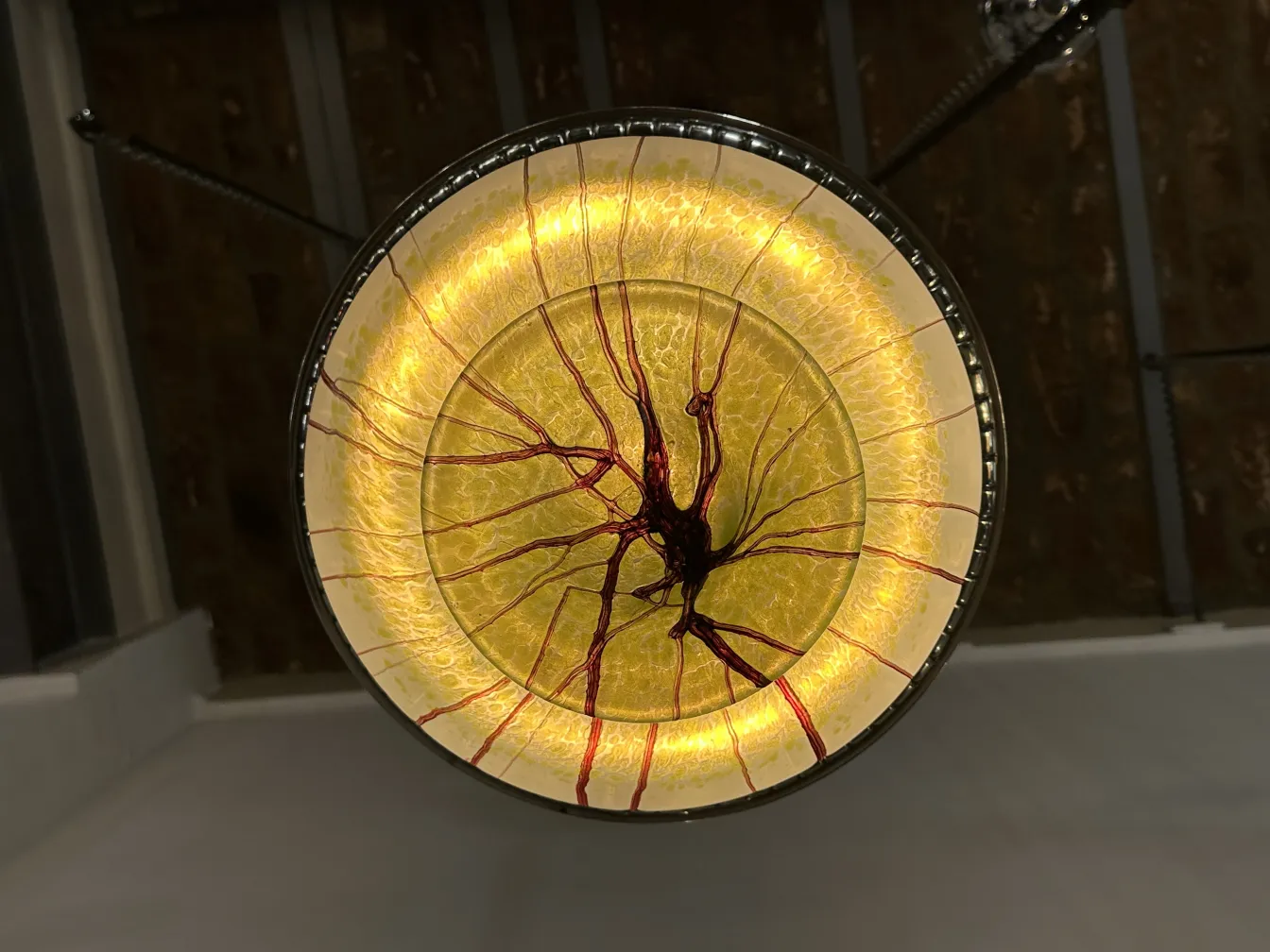 Lâmpada de teto antiga com design único e detalhes intrincados