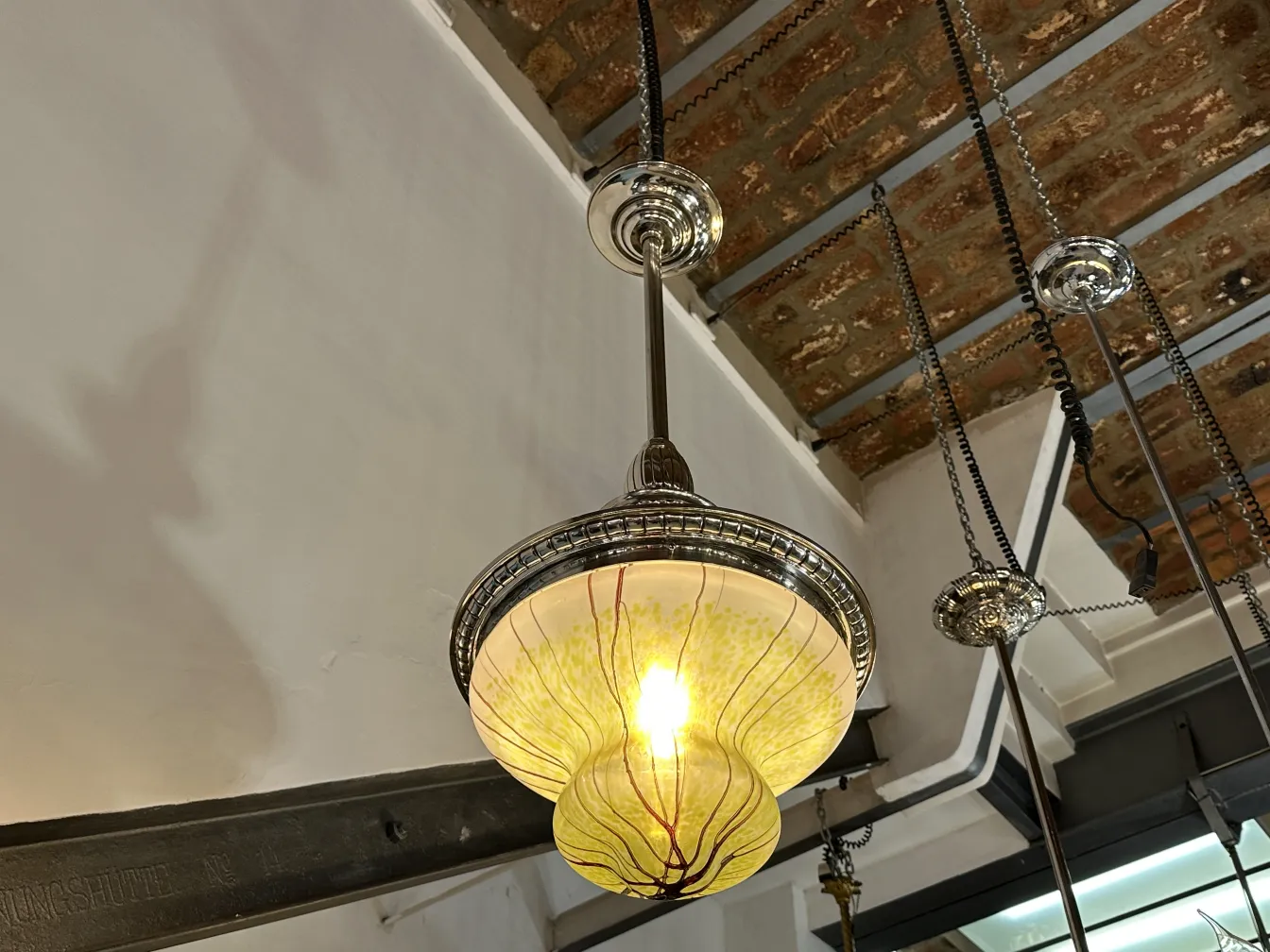 Lustre ancien avec un design de flamme jaune et verre