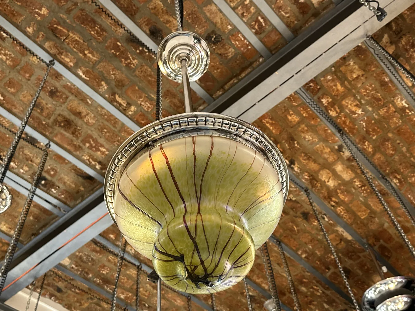 Lâmpada de teto antiga, design colorido vibrante, iluminação.