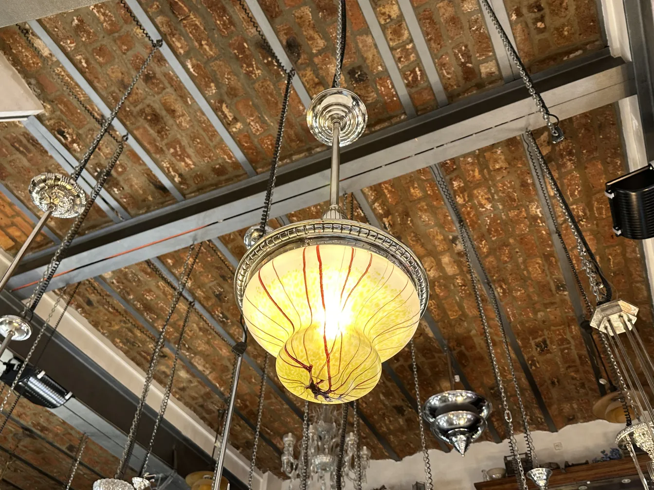 Lustre antique avec des détails artistiques jaunes et des formes