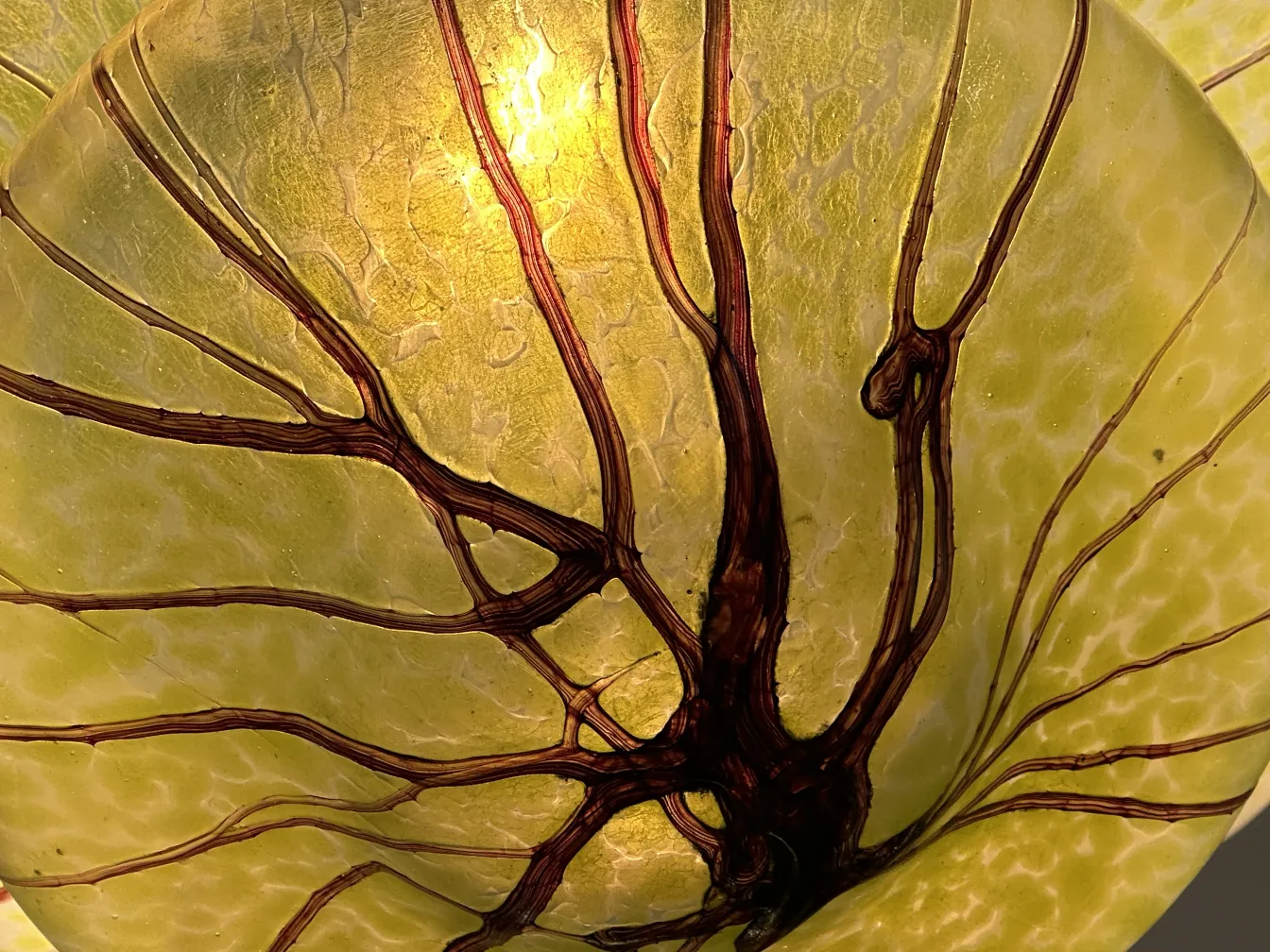 lampada a sospensione antica con design organico di colore giallognolo