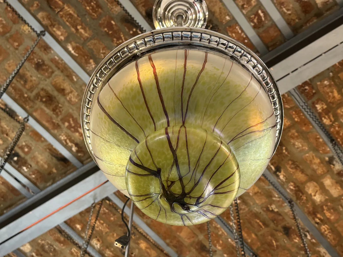 Lámpara de techo antigua verde con detalles en líneas marrones, ideal para decoración.