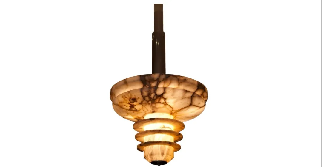 Luminária de teto antiga com design único, estilo elegante iluminando o ambiente.