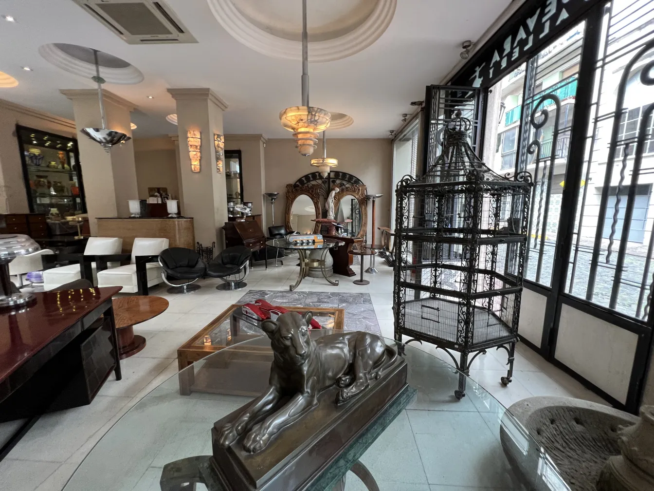 Lámpara de techo antigua en un ambiente elegante y moderno