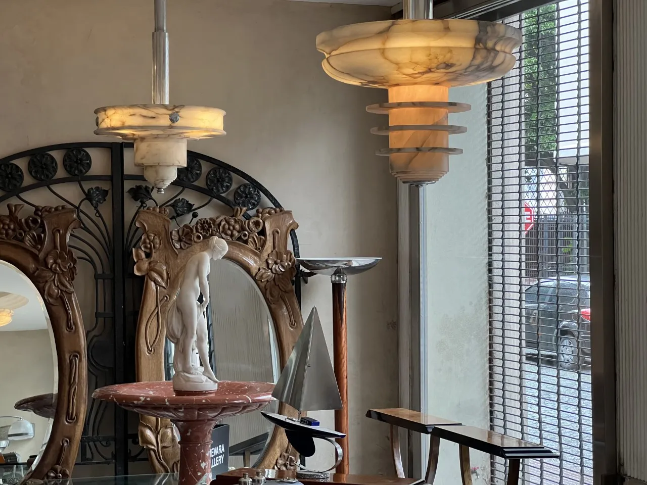 Lámpara de techo antigua con diseño único, decorativa y elegante, en un ambiente con espejos