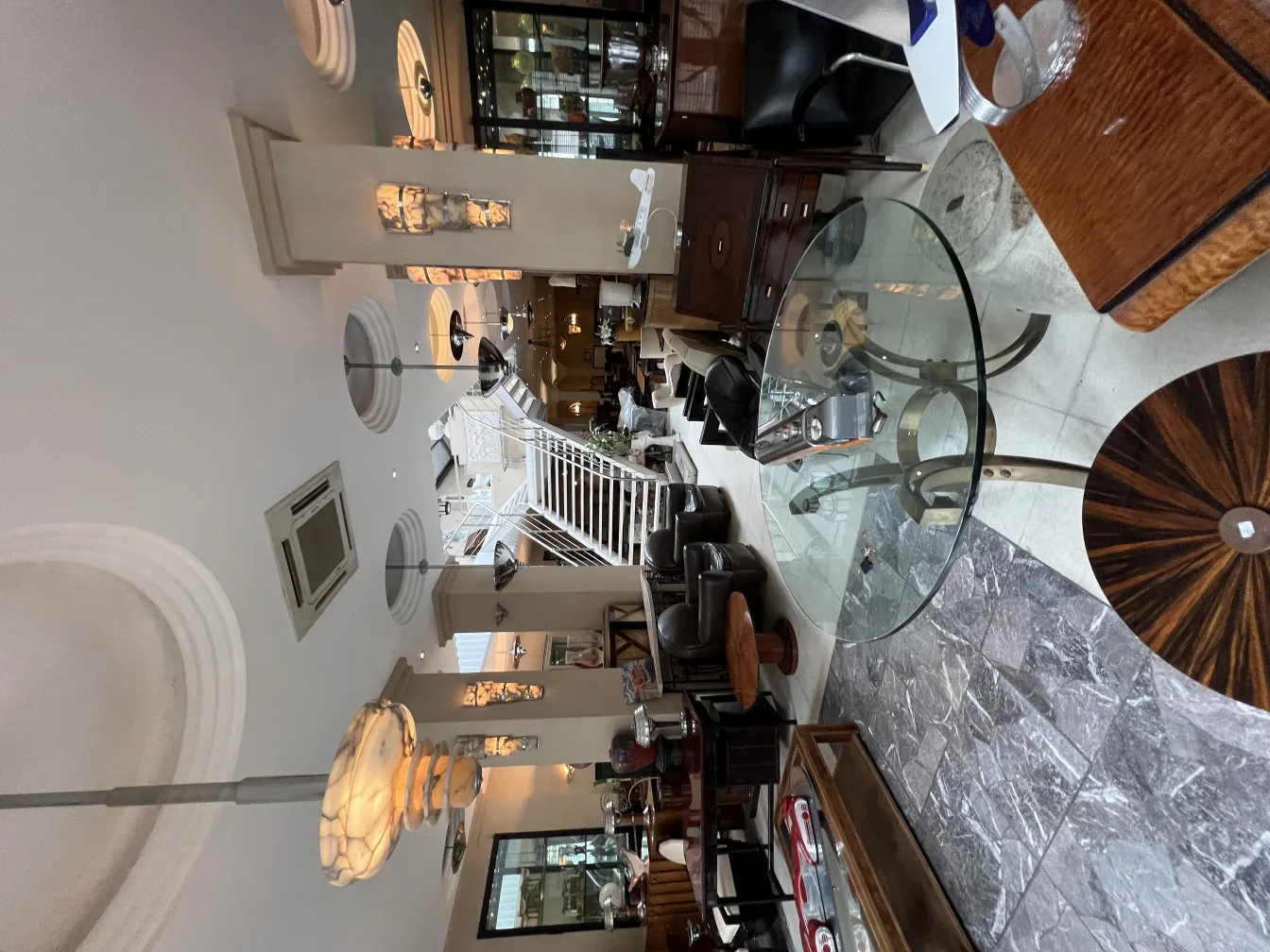 Antike Hängelampe in eleganter Umgebung.