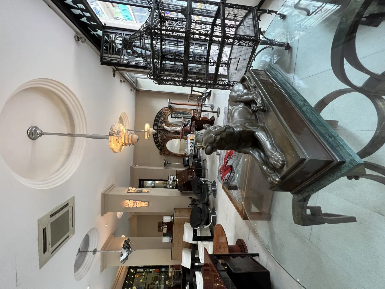 Lâmpada de teto antiga com design elegante e detalhes intrincados em um ambiente aconchegante.