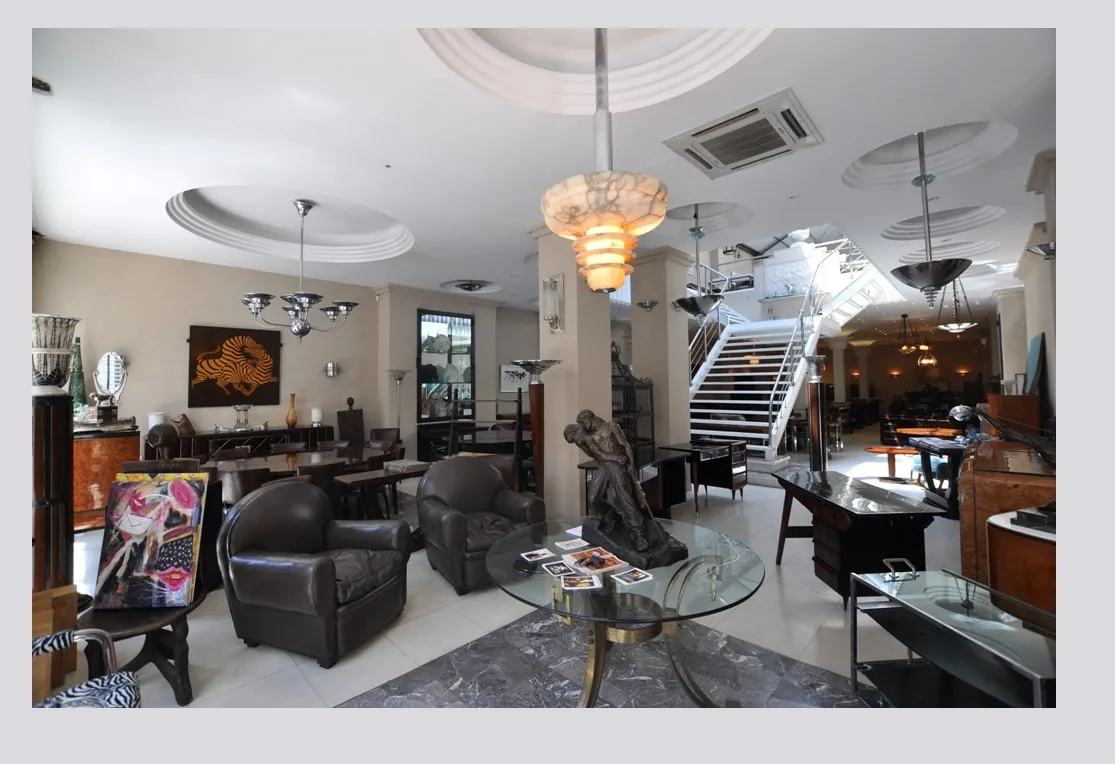 lampara de teto antiga com design modernista em um ambiente elegante