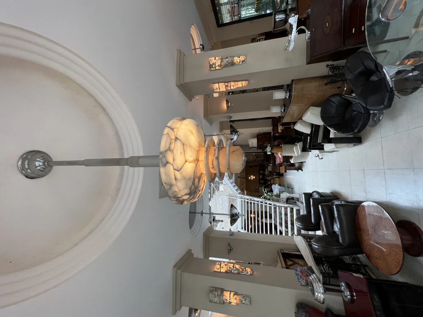 Lustre ancien avec un design élégant et un éclairage doux