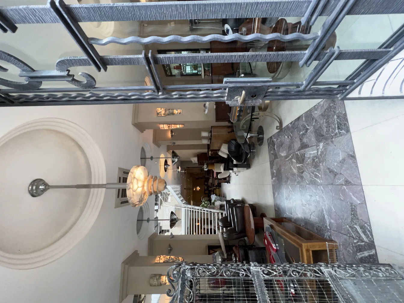 प्राचीन लटकता हुआ दीपक एक शानदार लिविंग रूम को रोशन कर रहा है