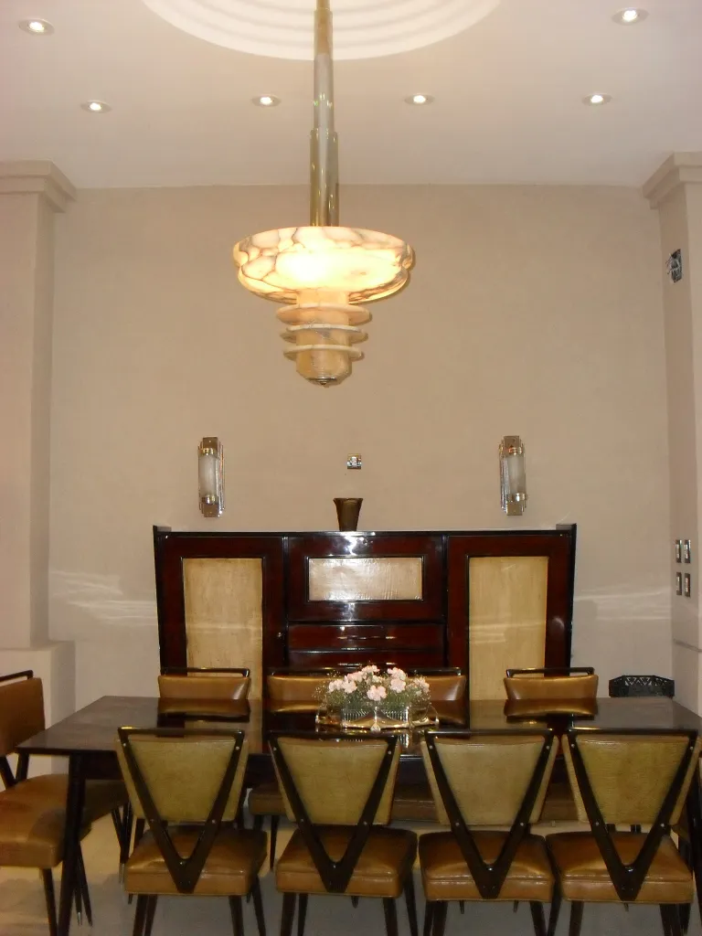 Lámpara de techo antigua con un diseño elegante en un ambiente de comedor.