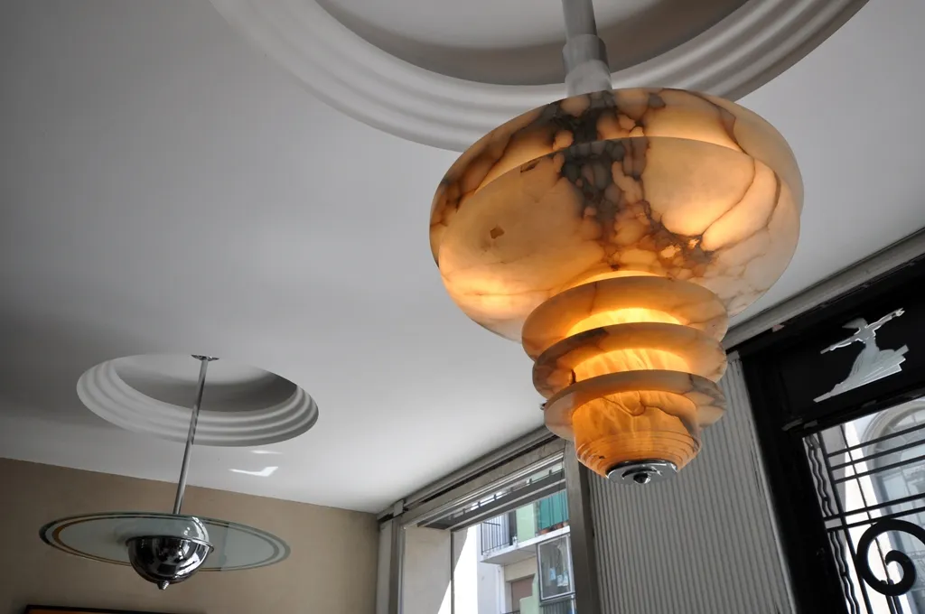 Lampada a sospensione antica con design in marmo e luce calda in un'atmosfera moderna