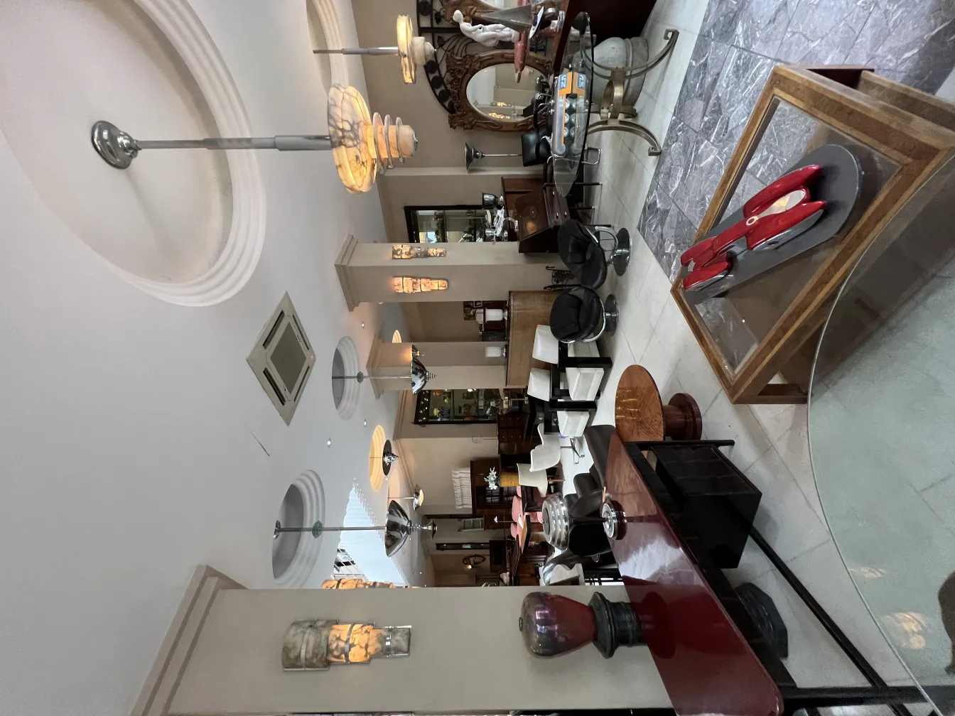 lampada a sospensione antica in un ambiente accogliente