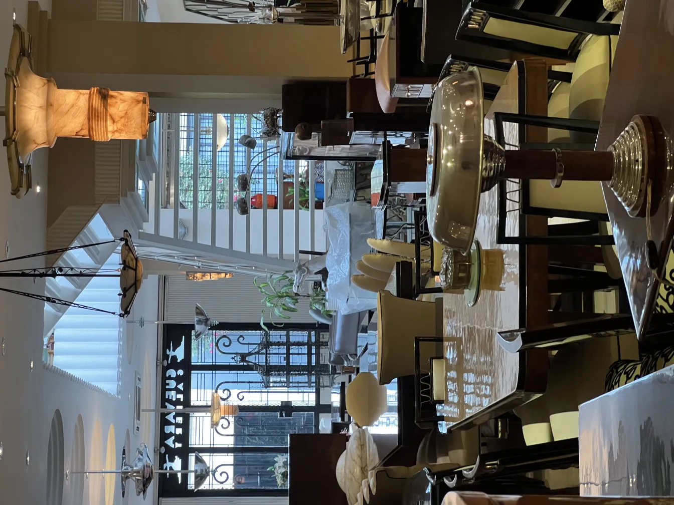 सुंदर प्राचीन लटकता हुआ दीपक आरामदेह माहौल में