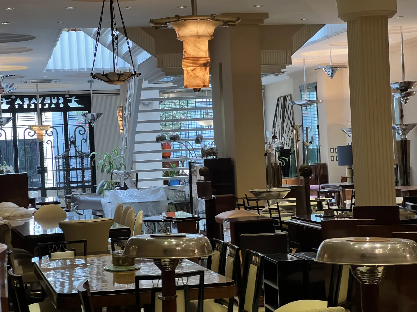 lampada a sospensione antica con design elegante in ristorante