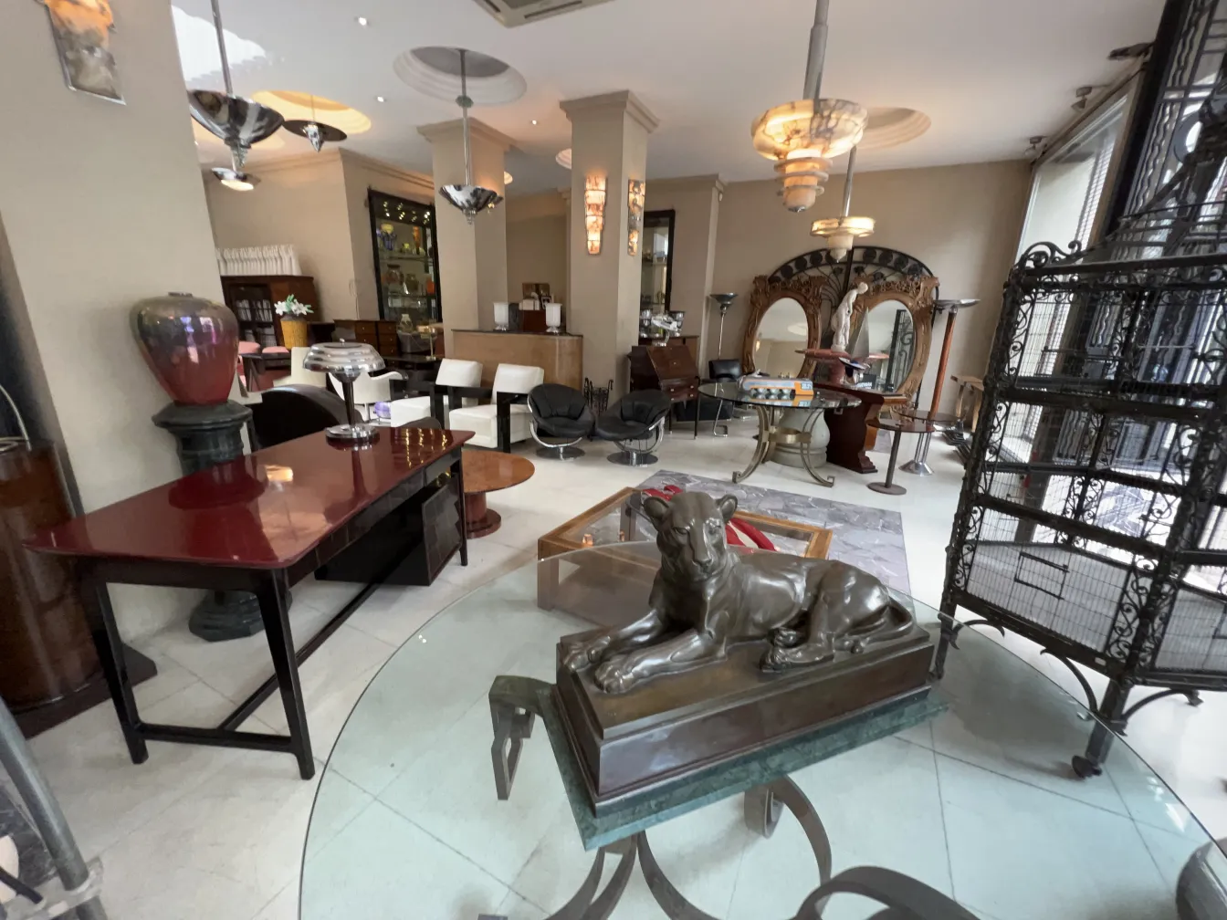 Lustre antique suspendu dans un salon accueillant.