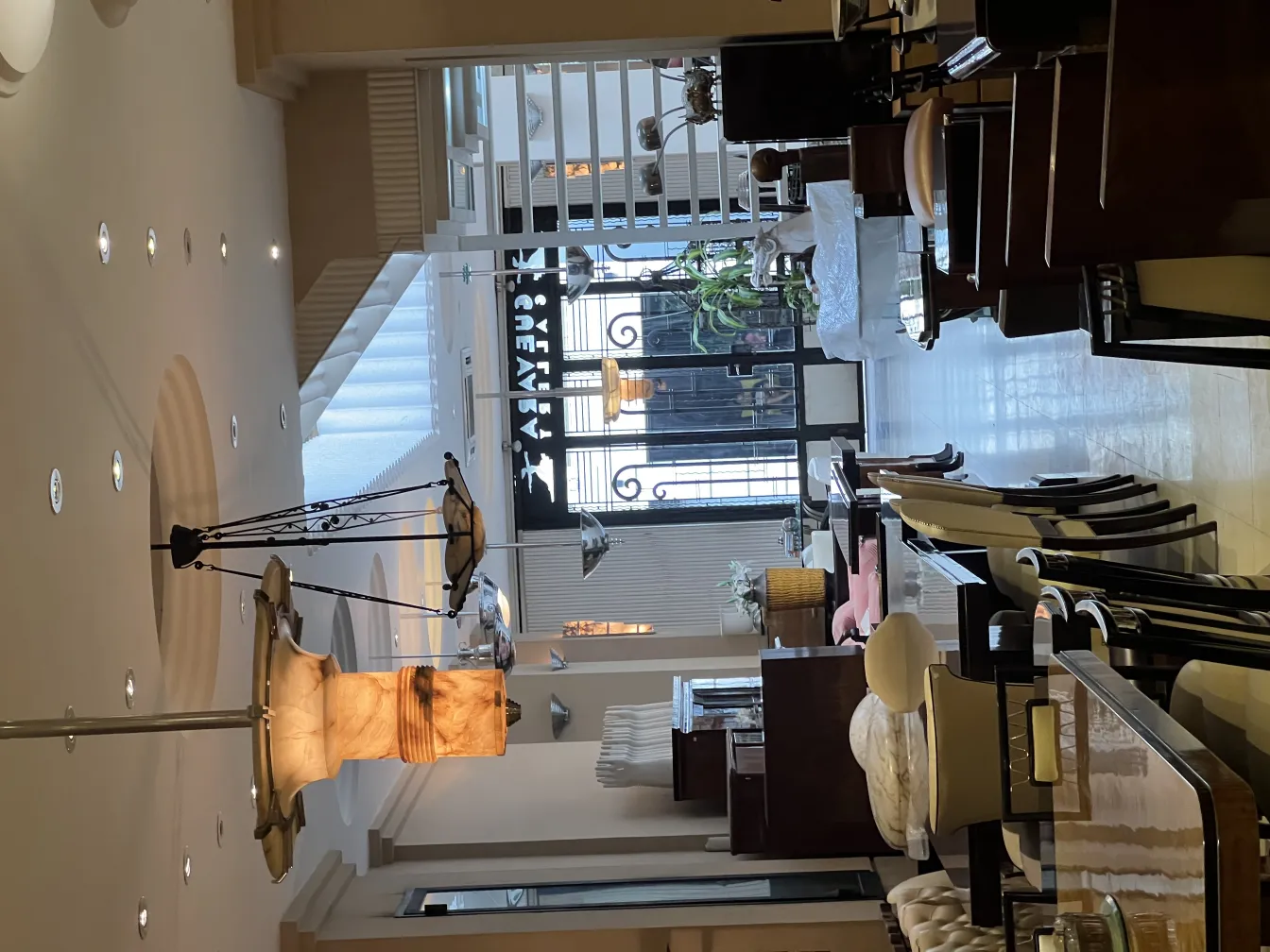 Antike Hängelampe mit elegantem Design in einem modernen Raum