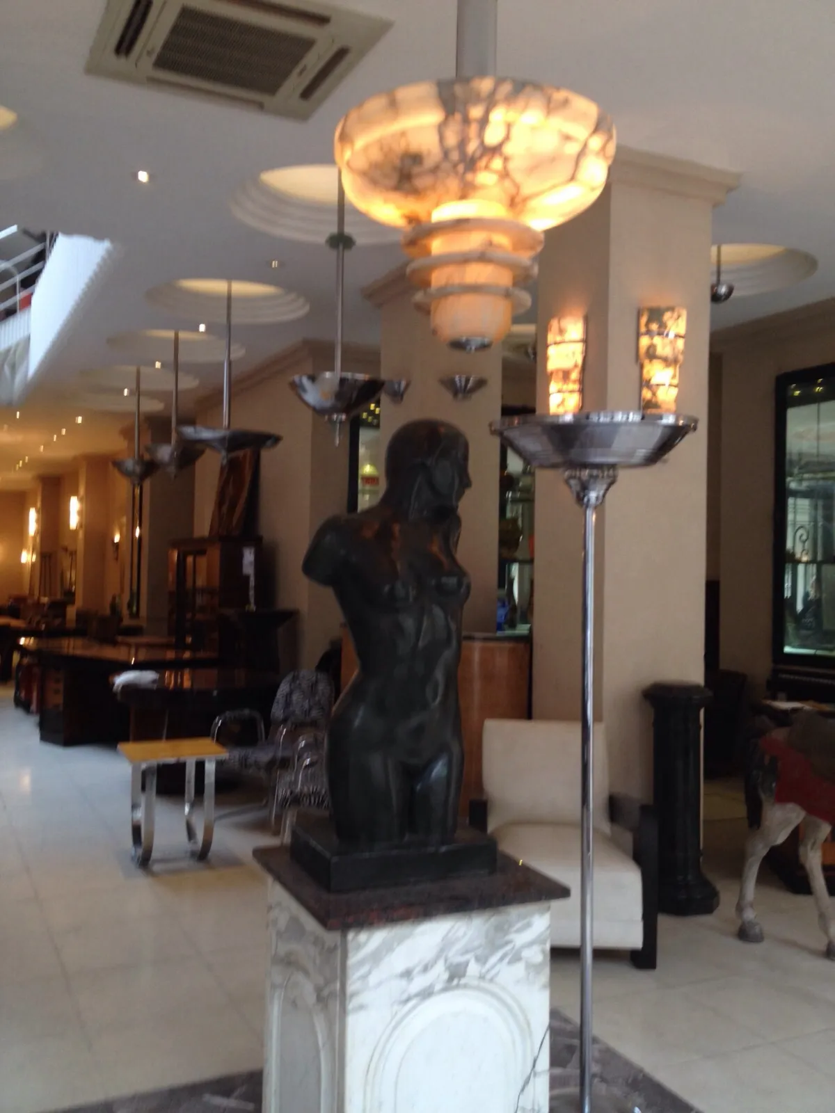 Античная подвесная лампа с элегантным дизайном освещает современное пространство.