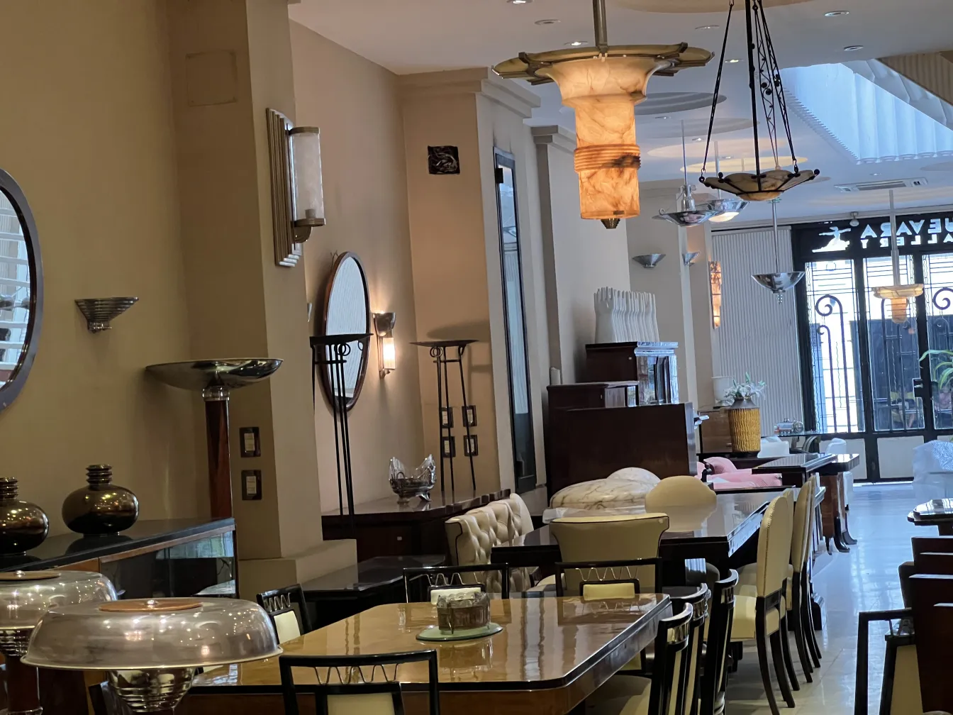 lustre antique avec design classique dans un environnement chaleureux