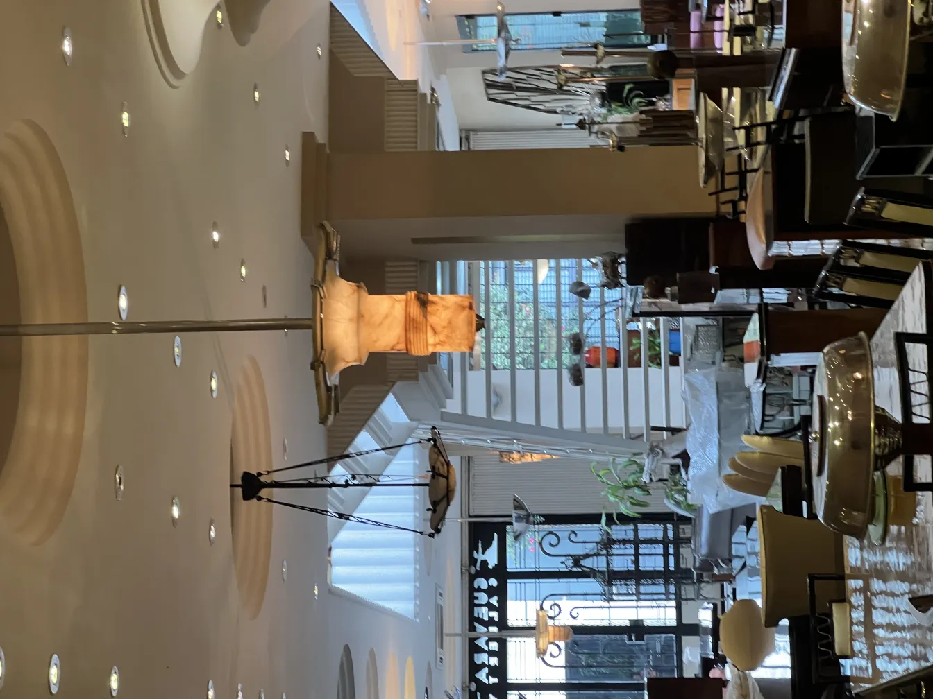 Lampada a sospensione antica con stile classico in un ambiente elegante