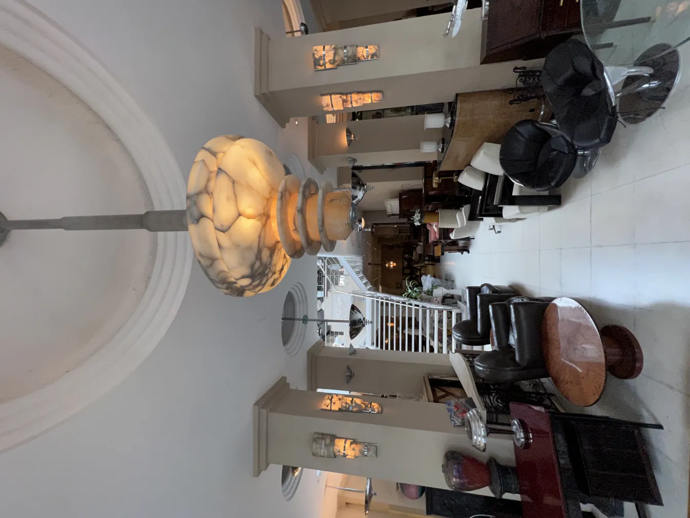 Elegante lámpara de techo con detalles elaborados, ambientada en un salón moderno