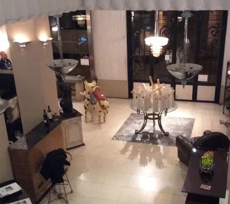 Lampada a sospensione antica con design elegante in un ambiente accogliente.