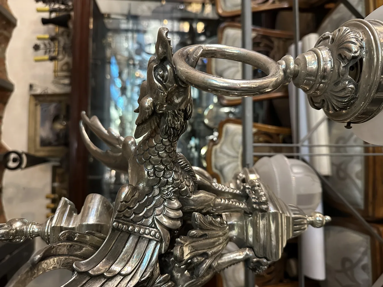 Lustre ancien décoratif avec des motifs élaborés.