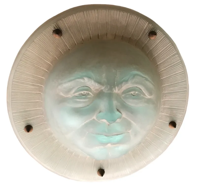 lustre ancien avec un design de visage de soleil, style st louis, objet décoratif