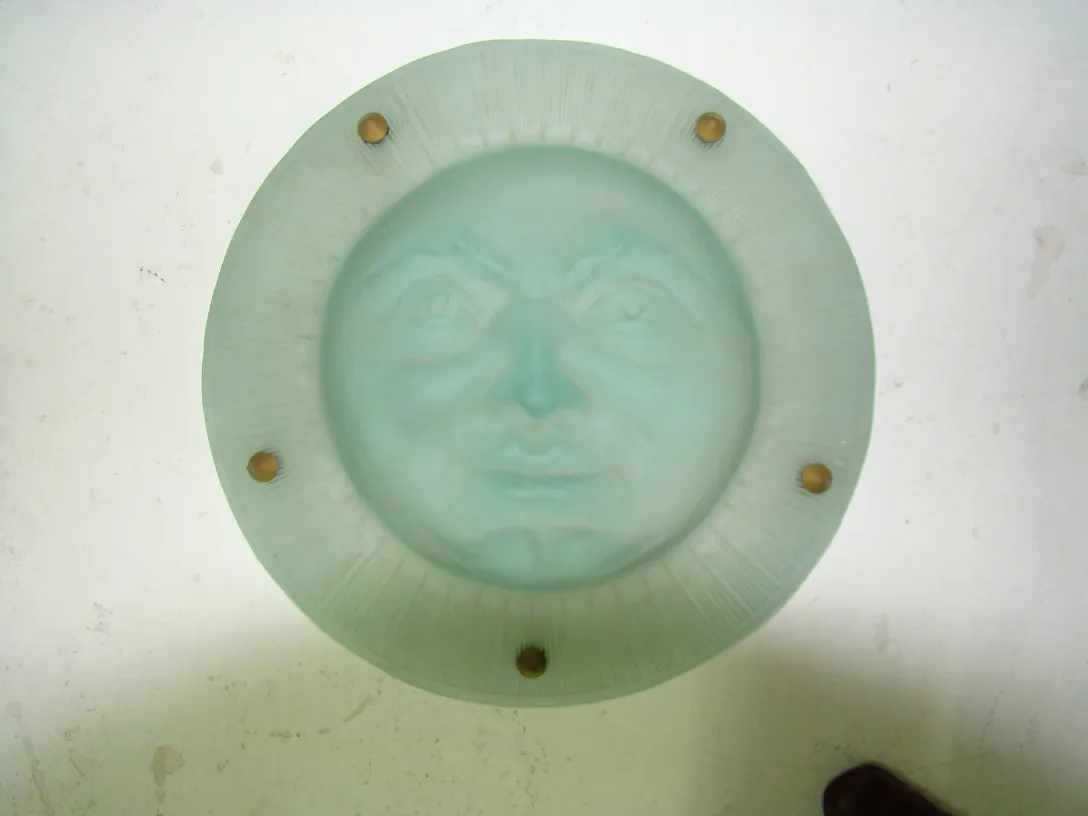 Lustre antique avec un visage de couleur claire rafraîchissante et détails