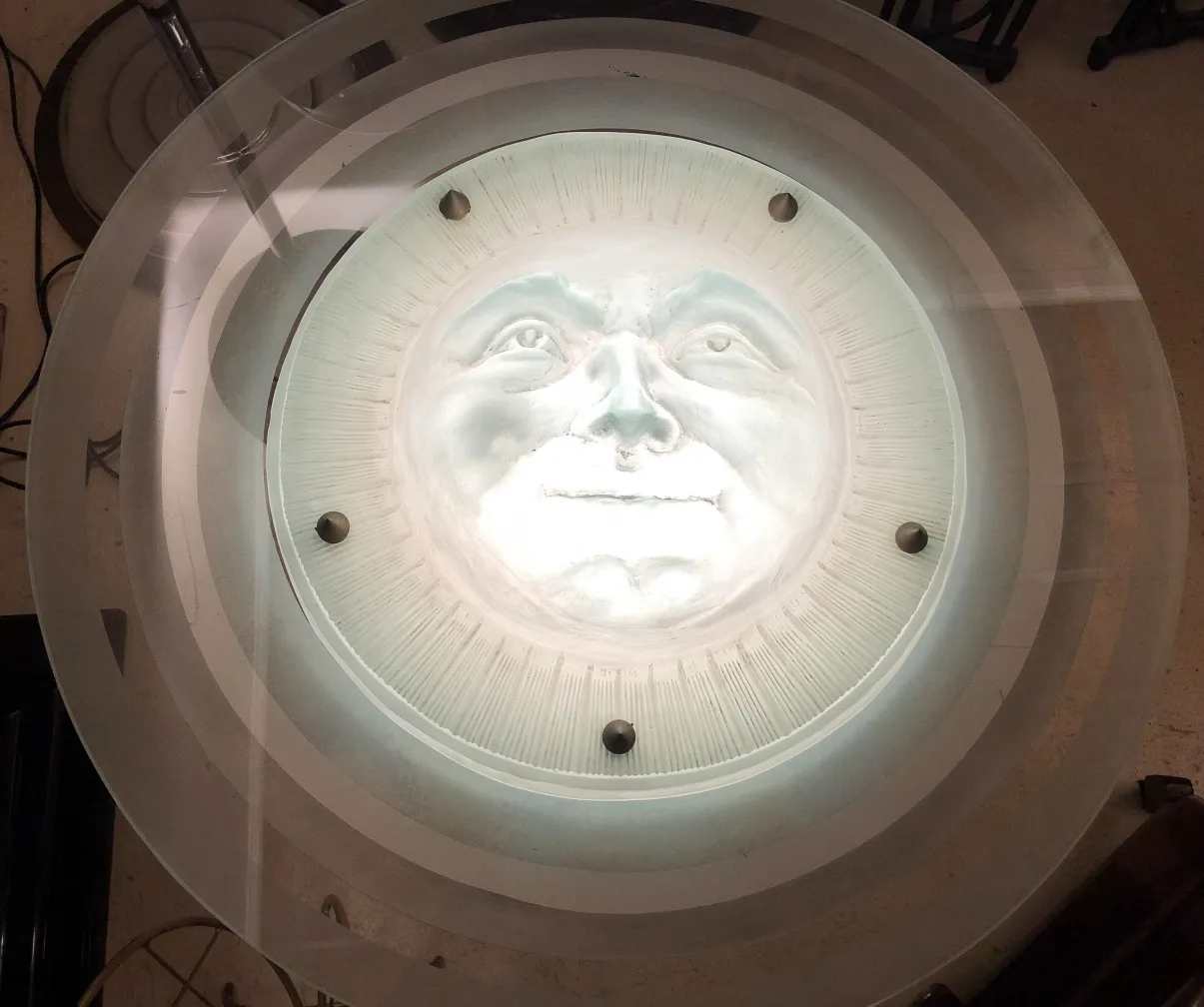 lâmpada de teto com rosto iluminado em estilo antigo em ambiente clássico