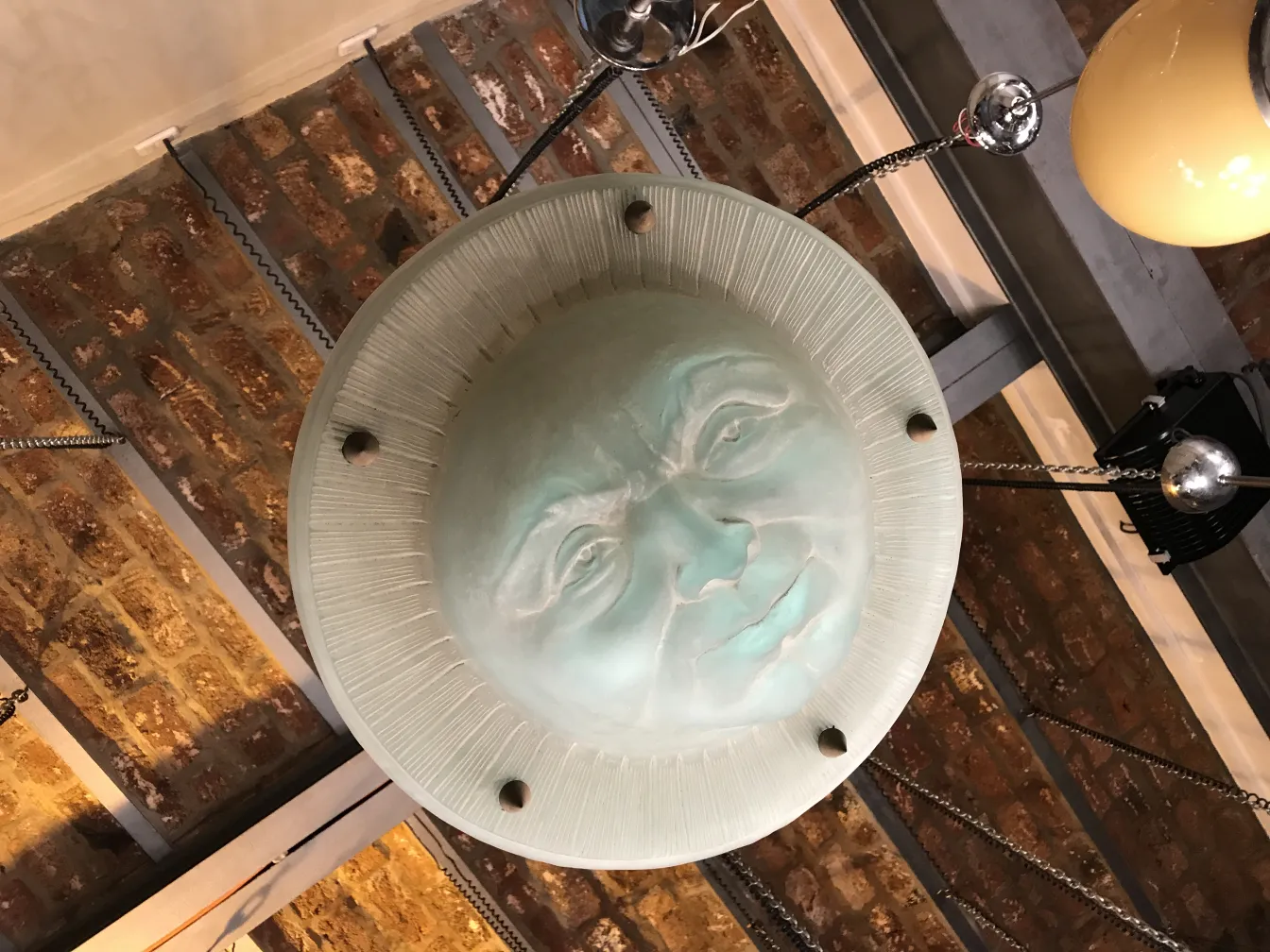 lampada a sospensione con volto umano st louis, ambiente accogliente