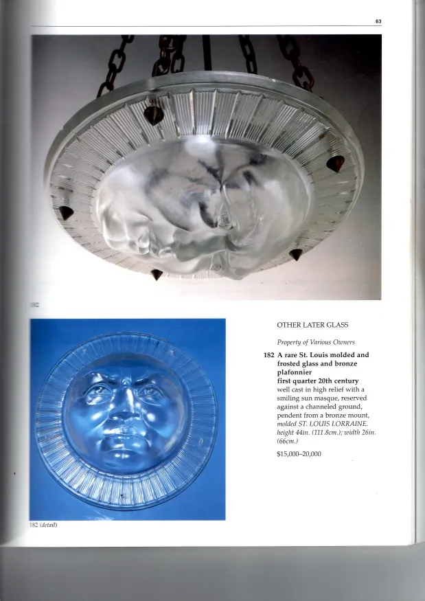Lampada a sospensione antica di forma circolare con design classico, bellamente decorata.