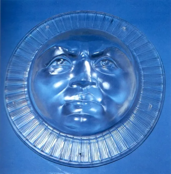 Antike Hängelampe mit Sonnenrelief-Design, blauer Hintergrund