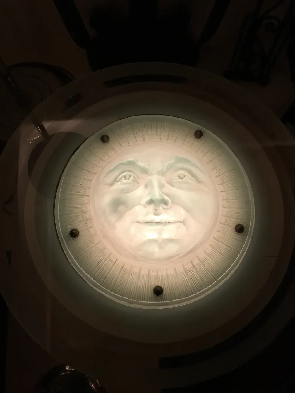 lustre ancien style St Louis avec visage de soleil illuminé