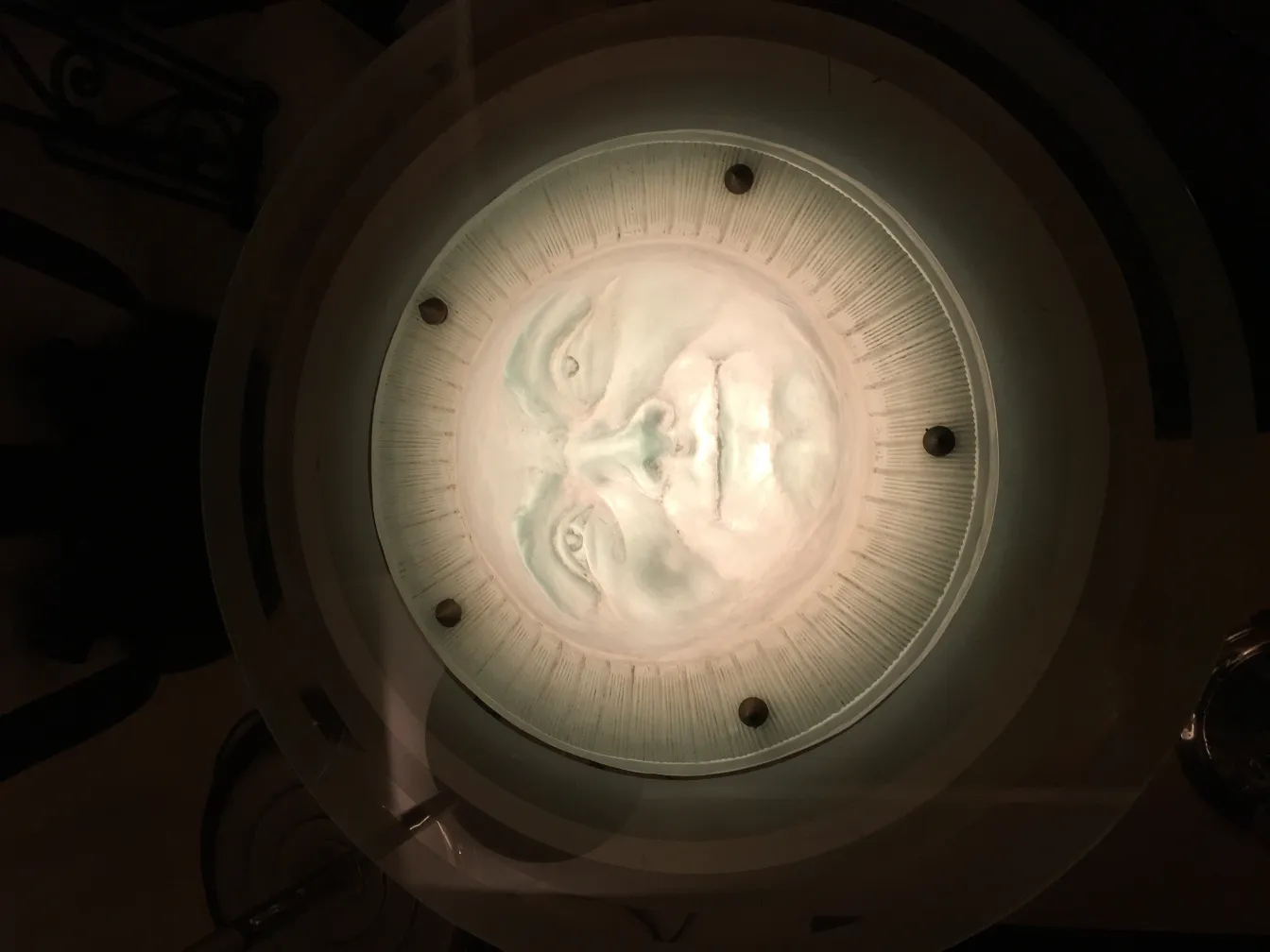 Lampada a sospensione antica con design di volto e luce morbida