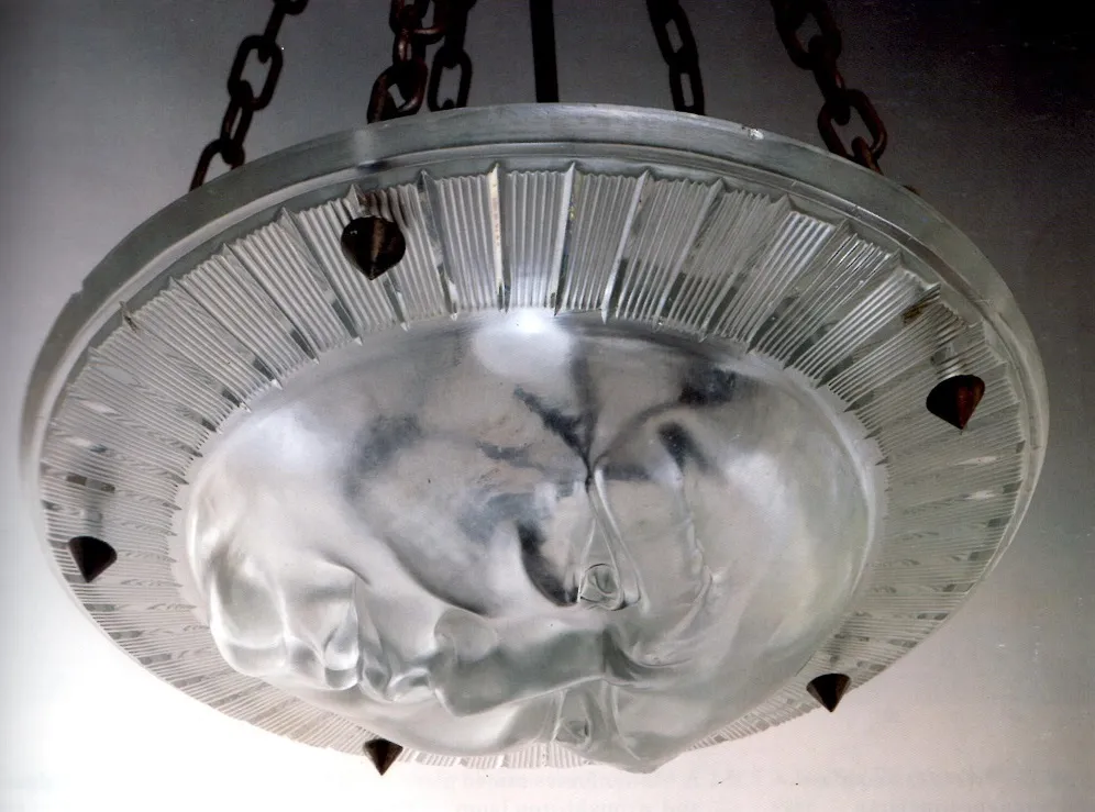 Lampada a sospensione antica con design accattivante in un ambiente sobrio.