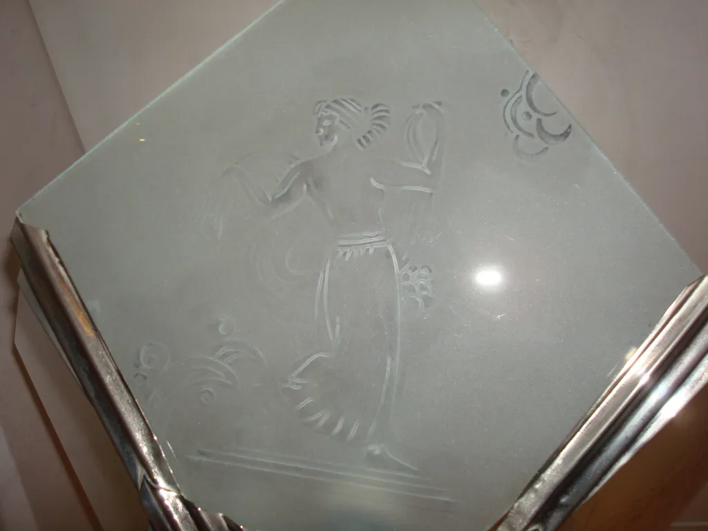 Lámpara de techo antigua con diseño grabado y decoraciones sutiles, ideal para ambientes elegantes.