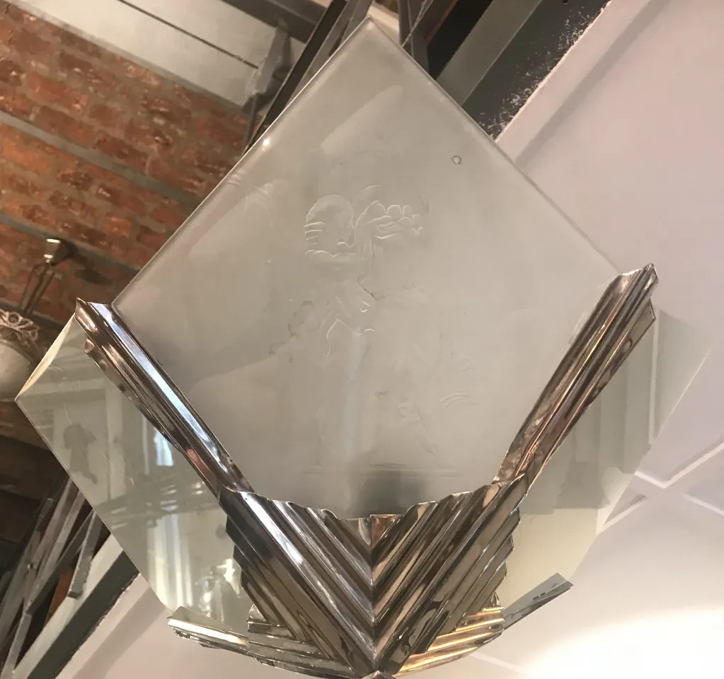 Lâmpada de teto antiga com design clássico em ambiente acolhedor.