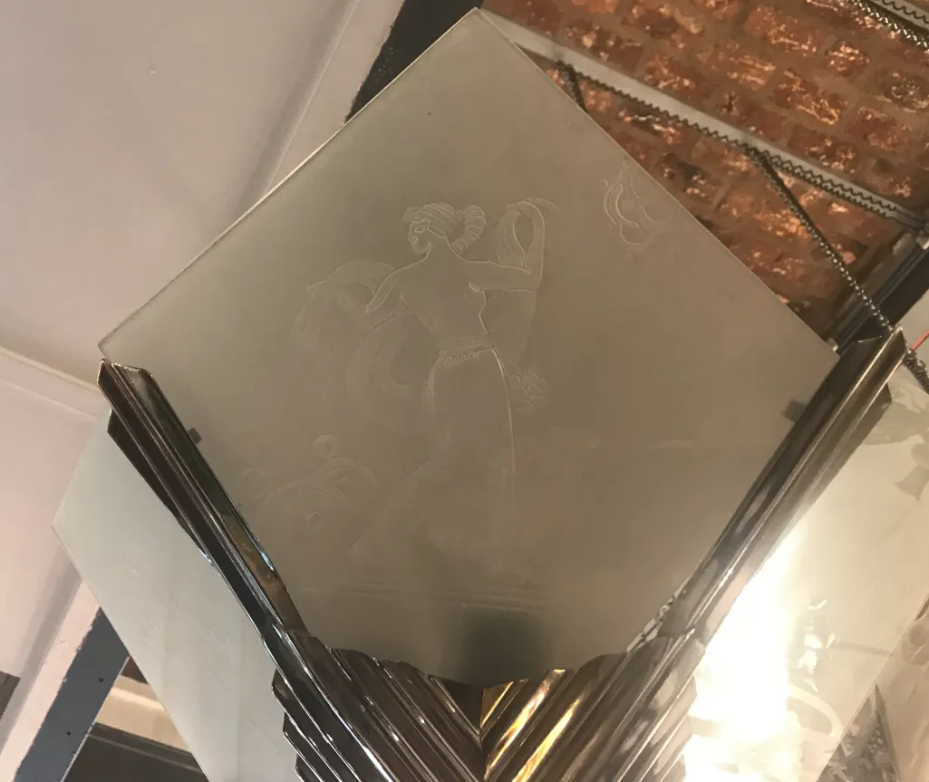 Lustre antique avec une belle illustration de femme, ambiance chaleureuse.