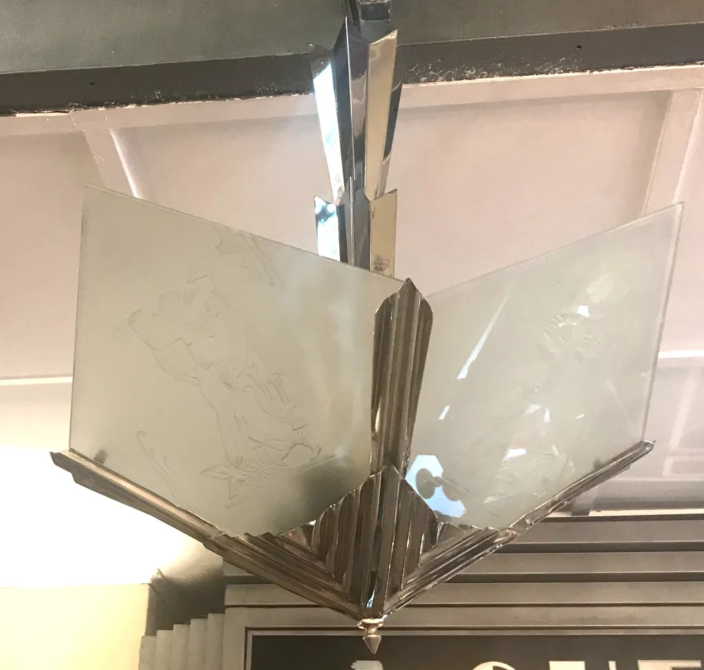 古いハンギングランプ、ガラスと金属のデザイン。