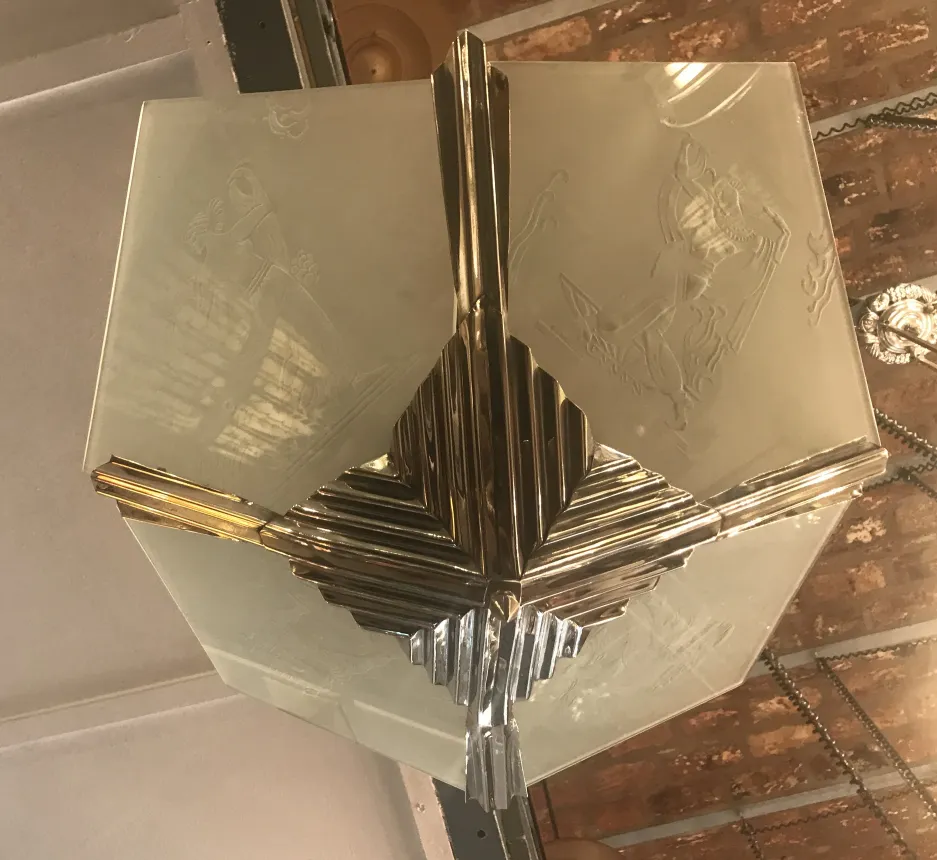 Lâmpada de teto antiga com vidro esculpido e detalhes dourados