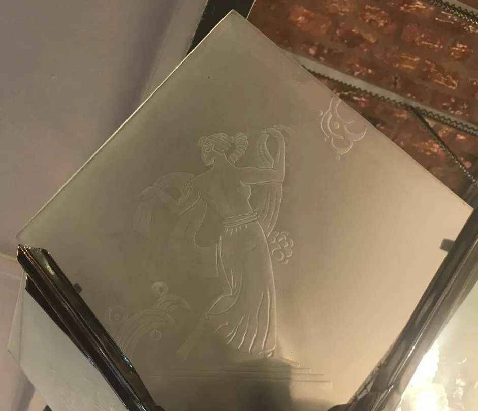 Antiga lâmpada de teto com desenho clássico e figura gravada