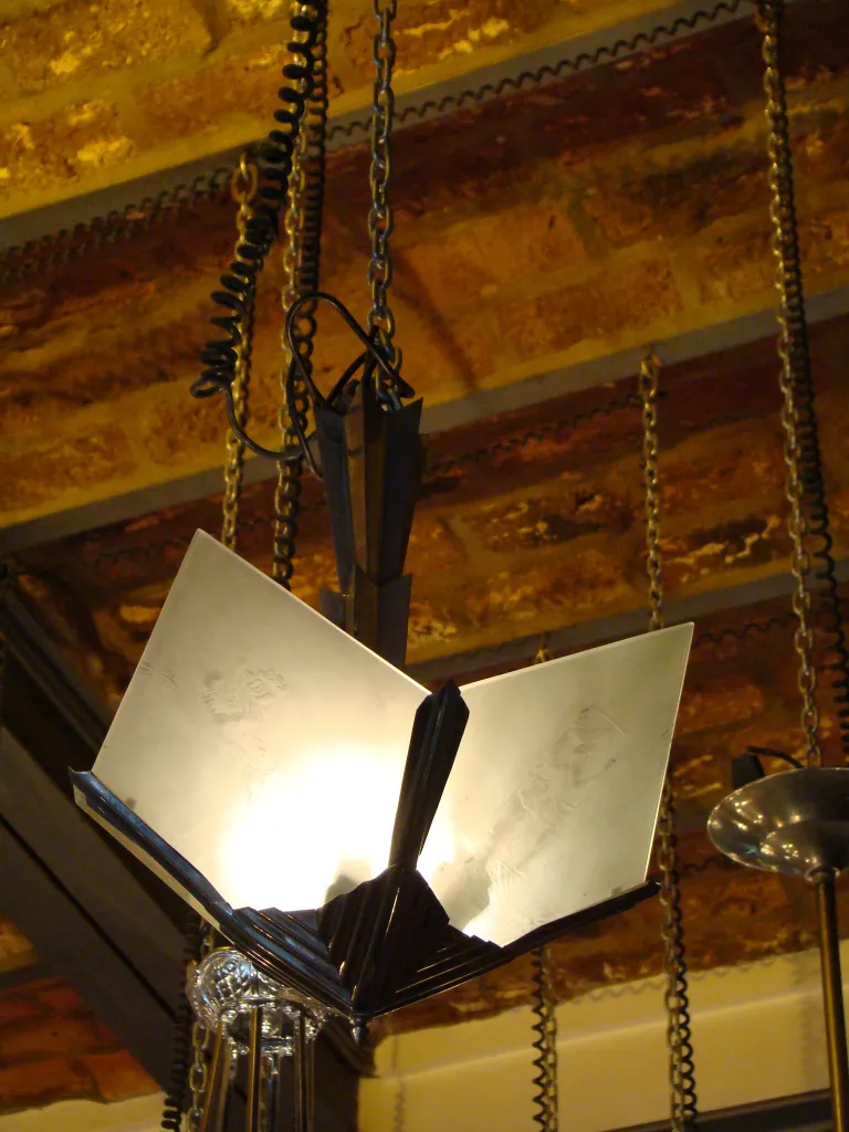 Lampada a sospensione antica con un design unico, che illumina lo spazio