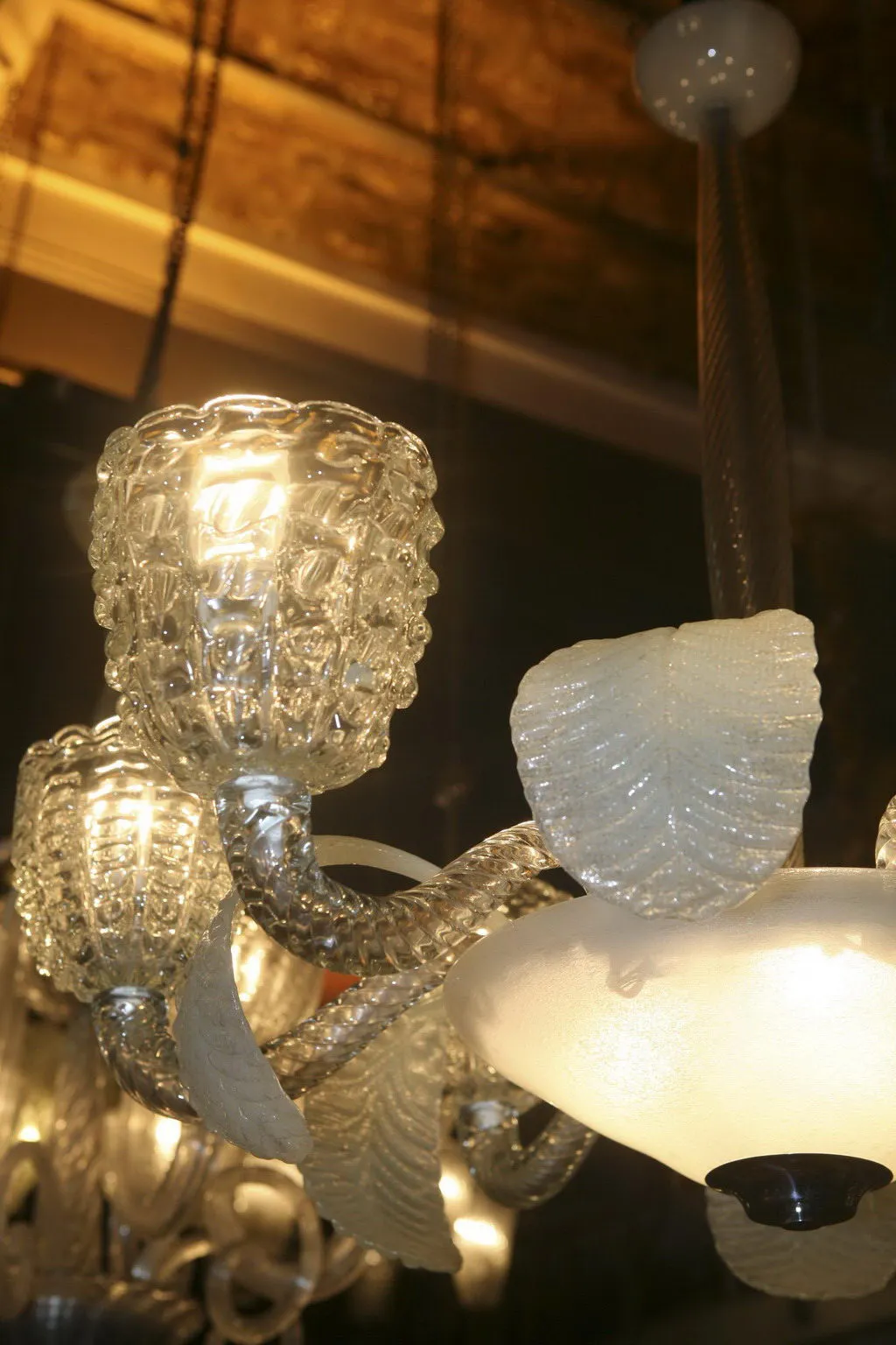 Lámpara de techo antigua con cristal y detalles de hojas