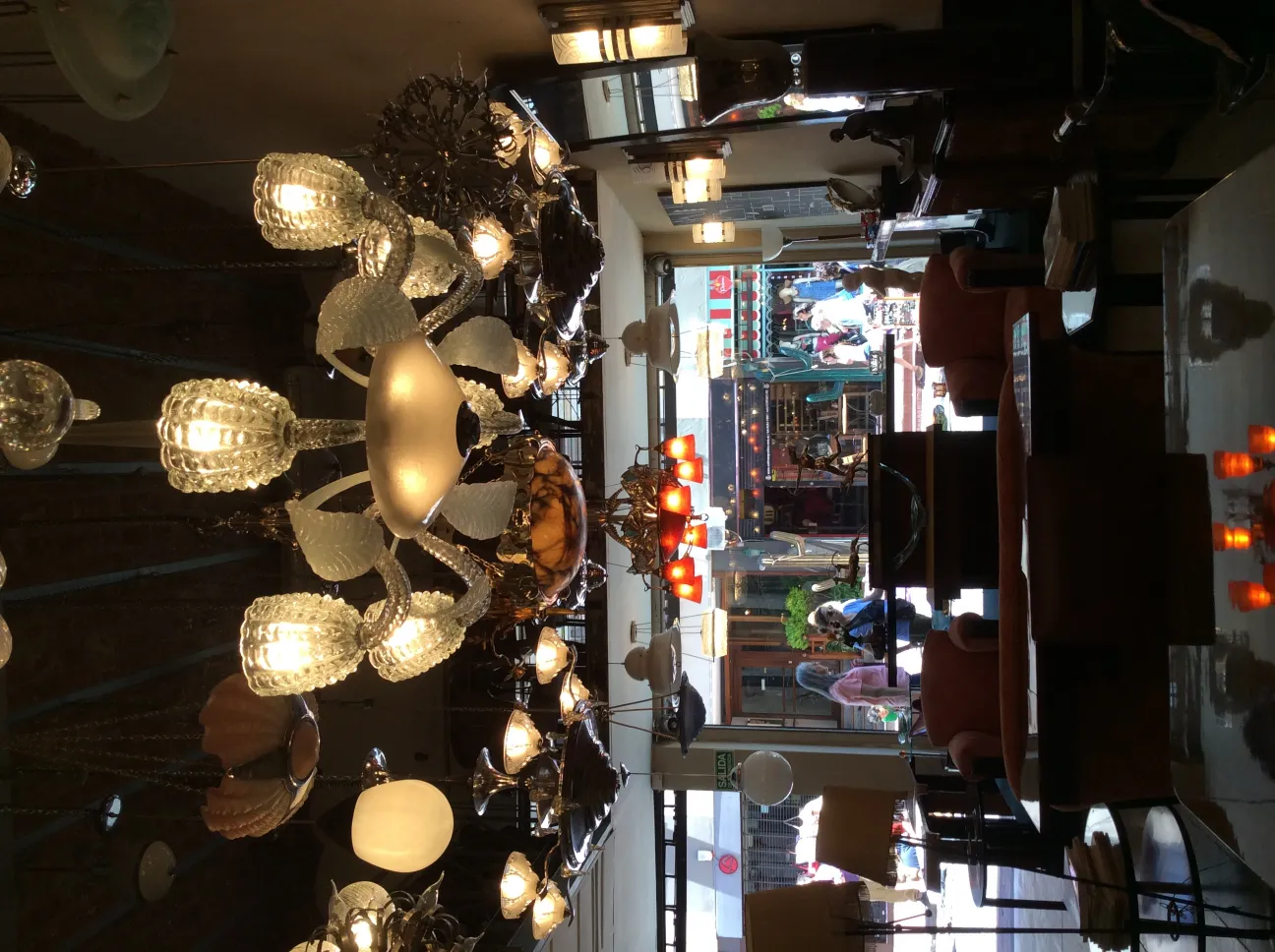 Lámpara de techo antigua con luces brillantes en un ambiente acogedor.