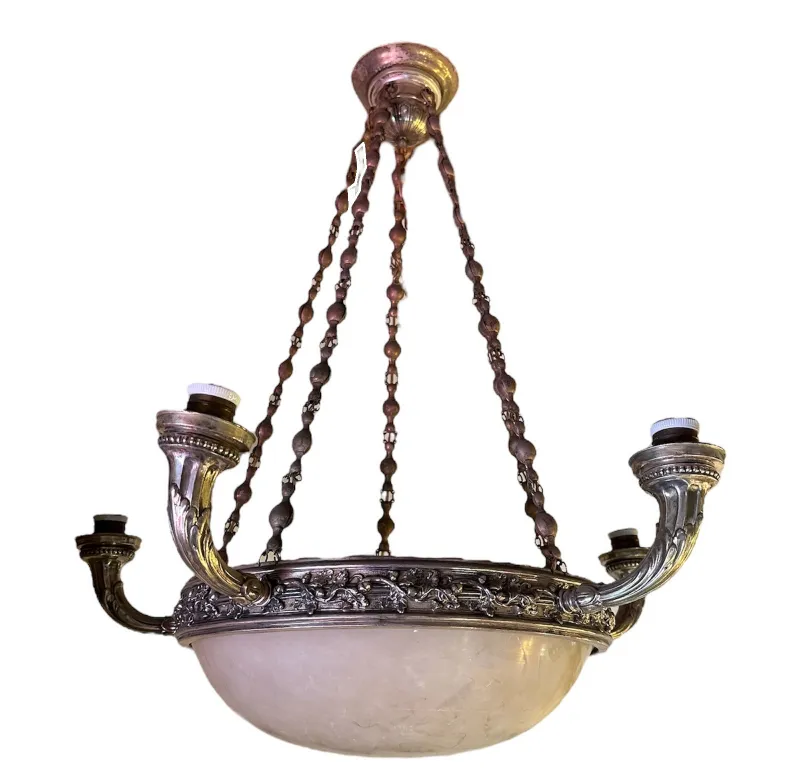 Lámpara de techo antigua con detalles en plata y estilo clásico. Ambiente elegante.